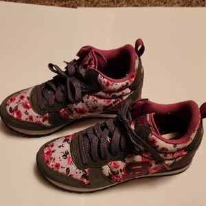 Skechers Floral Size 7